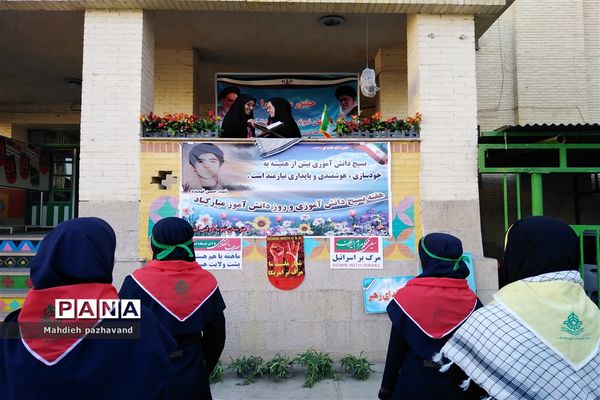 نواخته شدن زنگ استکبار ستیزی در هنرستان کیمیا ناحیه 4 شیراز