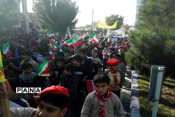 حضور پرشور دانش‌آموزان سازمان دانش‌آموزی آذربایجان غربی  در راهپیمایی 13 آبان