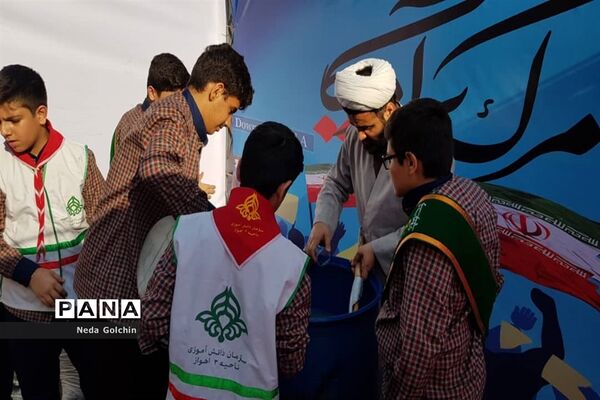 پذیرایی  پیشتازان ناحیه ۳ اهواز از راهپیمایان آیین ۱۳ آبان