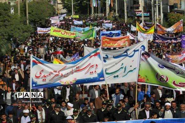 حضور پرشور دانش‌آموزان در راهپیمایی ١٣ آبان شهرستان نهاوند