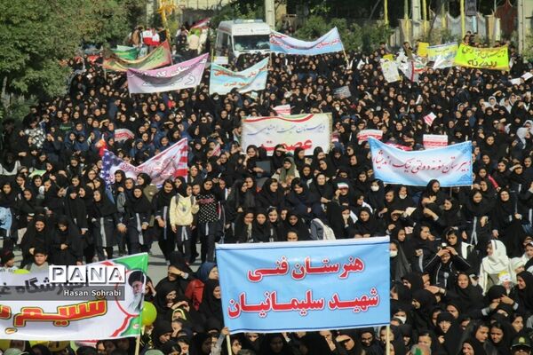 حضور پرشور دانش‌آموزان در راهپیمایی ١٣ آبان شهرستان نهاوند