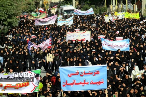 حضور پرشور دانش‌آموزان در راهپیمایی ١٣ آبان شهرستان نهاوند