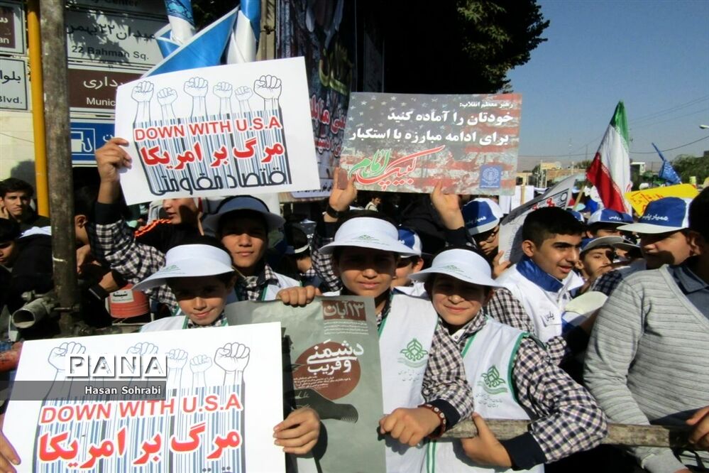 حضور پرشور دانش‌آموزان در راهپیمایی ١٣ آبان شهرستان نهاوند