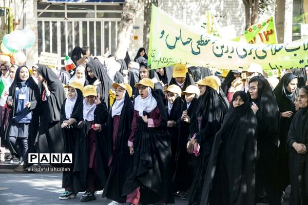 حضور پرشور دانش‌آموزان ابرکوه در راهپیمایی 13 آبان