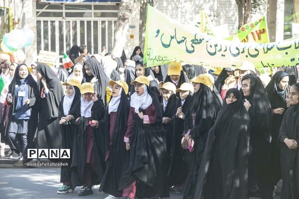 حضور پرشور دانش‌آموزان ابرکوه در راهپیمایی 13 آبان