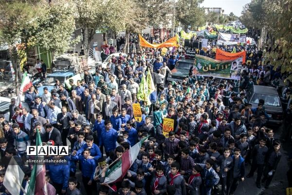 حضور پرشور دانش‌آموزان ابرکوه در راهپیمایی 13 آبان