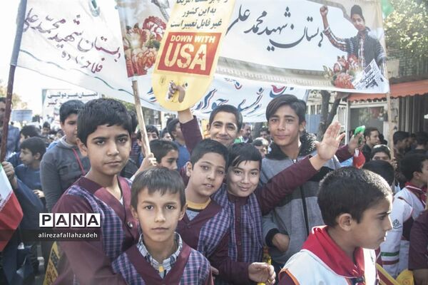 حضور پرشور دانش‌آموزان ابرکوه در راهپیمایی 13 آبان