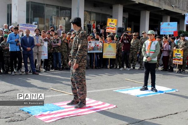 حضور دانش‌‌آموزان پیشتاز قائم‌شهر در راهپیمایی 13 آبان