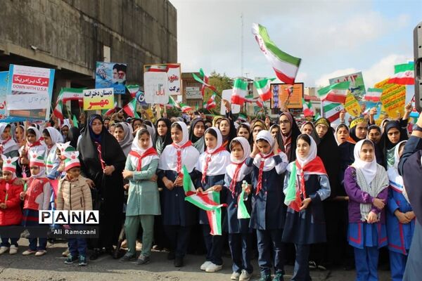 حضور دانش‌‌آموزان پیشتاز قائم‌شهر در راهپیمایی 13 آبان