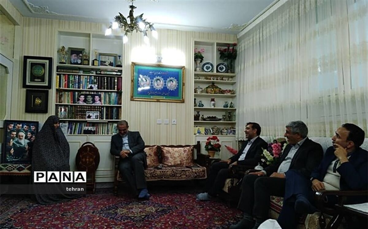 دیدار مدیر منطقه۱۶با خانواده شهیدان خالقی پور بمناسبت روز دانش آموز