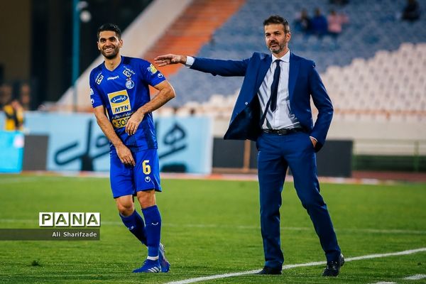 دیدار تیم‌های استقلال و صنعت نفت آبادان