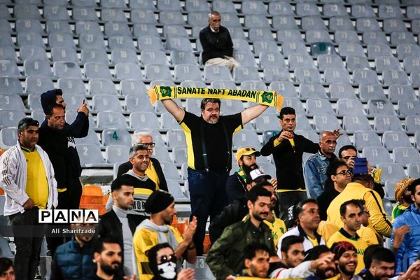 دیدار تیم‌های استقلال و صنعت نفت آبادان