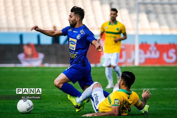 دیدار تیم‌های استقلال و صنعت نفت آبادان