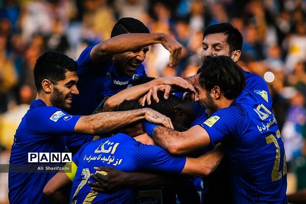 دیدار تیم‌های استقلال و صنعت نفت آبادان