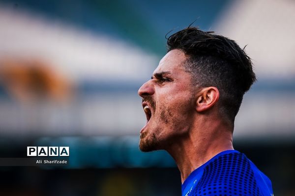 دیدار تیم‌های استقلال و صنعت نفت آبادان