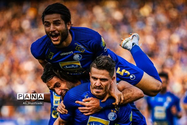 دیدار تیم‌های استقلال و صنعت نفت آبادان