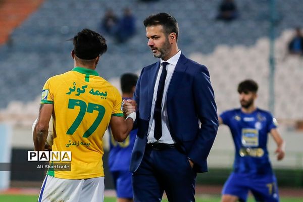 دیدار تیم‌های استقلال و صنعت نفت آبادان