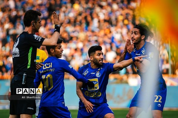 دیدار تیم‌های استقلال و صنعت نفت آبادان