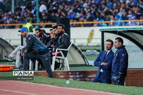دیدار تیم‌های استقلال و صنعت نفت آبادان