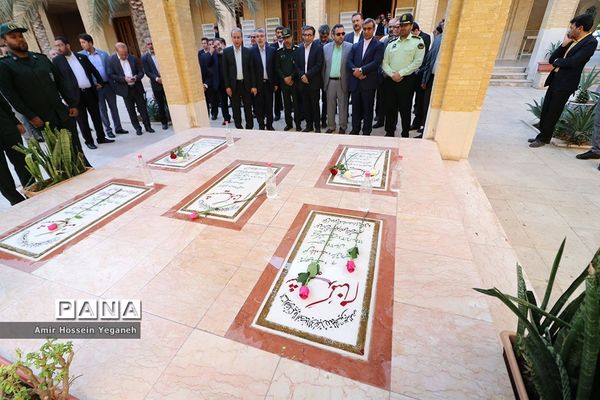 مراسم غبار روبی مزار شهدای گمنام به‌مناسبت روز کیش