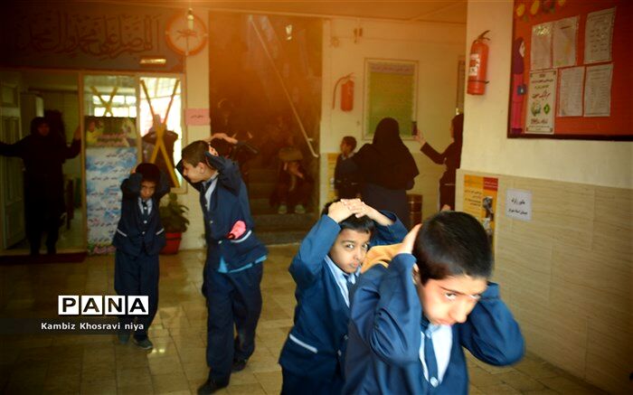 بیست و یکمین مانور سراسری زلزله و ایمنی با شعار "مدرسه ایمن ، جامعه تاب" آور برگزار می شود