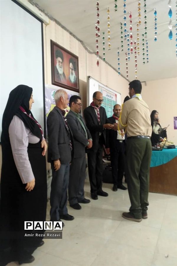 دوره آموزشی ضمن خدمت مربیان پیشتاز و تجلیل از فعالان اردوی ملی در ناحیه ۴ اهواز