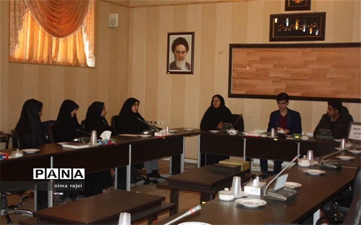 نشست مشترک اعضاء مجلس و مجمع سازمان دانش آموزی ابرکوه برگزارشد.