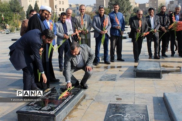 عطر افشانی مزار شهدای شهرستان اسلامشهر به مناسبت افتتاح هفته فرهنگی