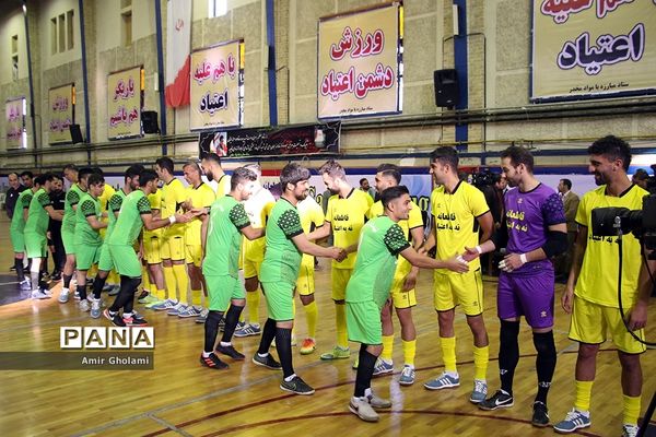 دیدار تیم منتخب قهرمانان ملی فوتبال با متخب تیم‌های محله هرندی