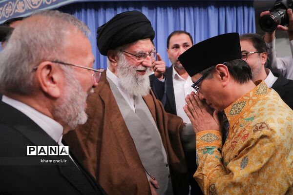 دیدار مسئولان نظام و میهمانان کنفرانس وحدت اسلامى‌ با مقام معظم رهبری