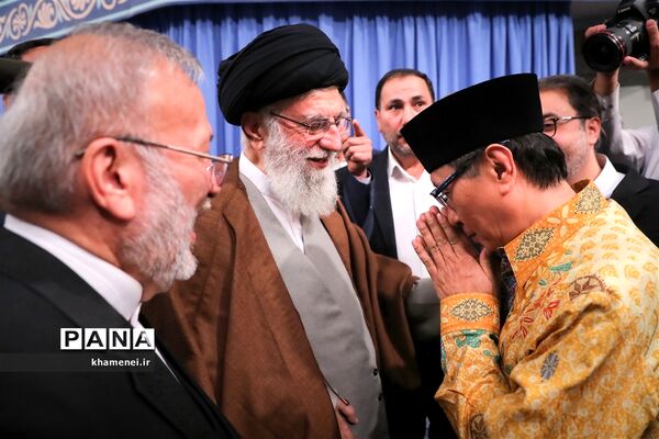 دیدار مسئولان نظام و میهمانان کنفرانس وحدت اسلامى‌ با مقام معظم رهبری