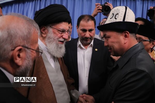 دیدار مسئولان نظام و میهمانان کنفرانس وحدت اسلامى‌ با مقام معظم رهبری