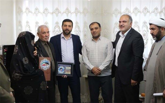 دیدار مسئولین شهری منطقه 20 با خانواده شهید مدافع حرم
