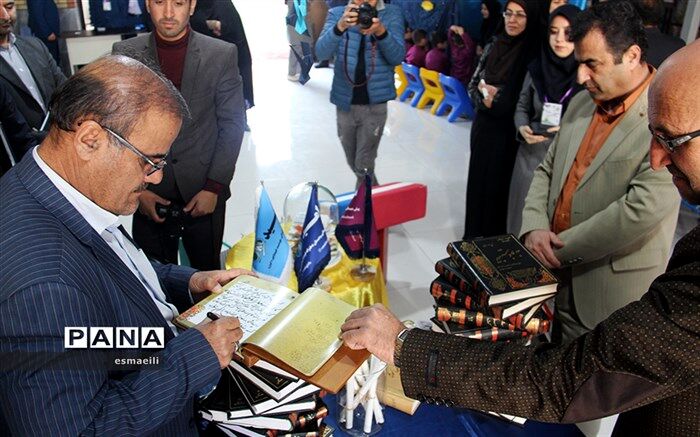 زنگ هفته کتاب وکتابخوانی در مدارس استان نواخته شد