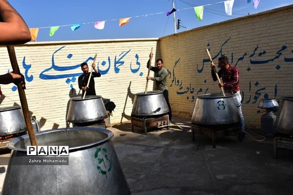 پخت و توزیع شله‌زرد در شیراز به مناسبت آغاز امامت حضرت مهدی (ع)