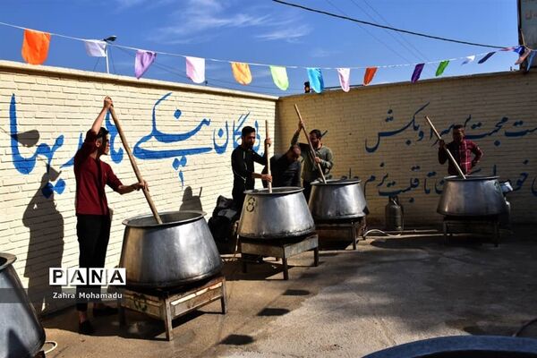 پخت و توزیع شله‌زرد در شیراز به مناسبت آغاز امامت حضرت مهدی (ع)