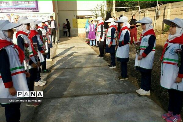 استقبال پیشتازان مازندران از وزیر آموزش‌وپرورش در غرب استان