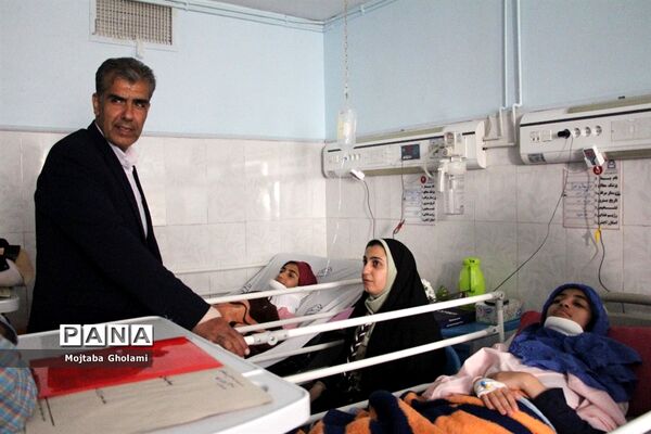عیادت مدیر سازمان دانش آموزی خراسان جنوبی از پیشتازان حادثه دیده