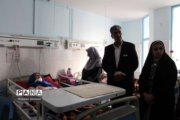 عیادت مدیر سازمان دانش آموزی خراسان جنوبی از پیشتازان حادثه دیده