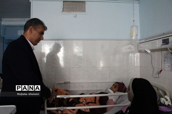 عیادت مدیر سازمان دانش آموزی خراسان جنوبی از پیشتازان حادثه دیده