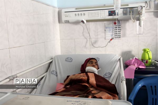 عیادت مدیر سازمان دانش آموزی خراسان جنوبی از پیشتازان حادثه دیده