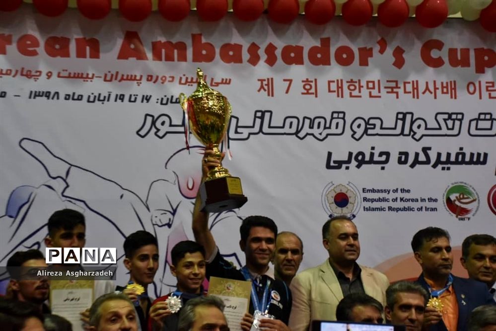 اهدای مدال مسابقات تکواندو قهرمانی کشور