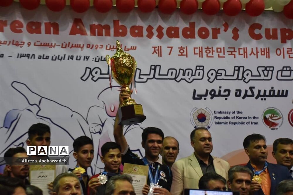اهدای مدال مسابقات تکواندو قهرمانی کشور