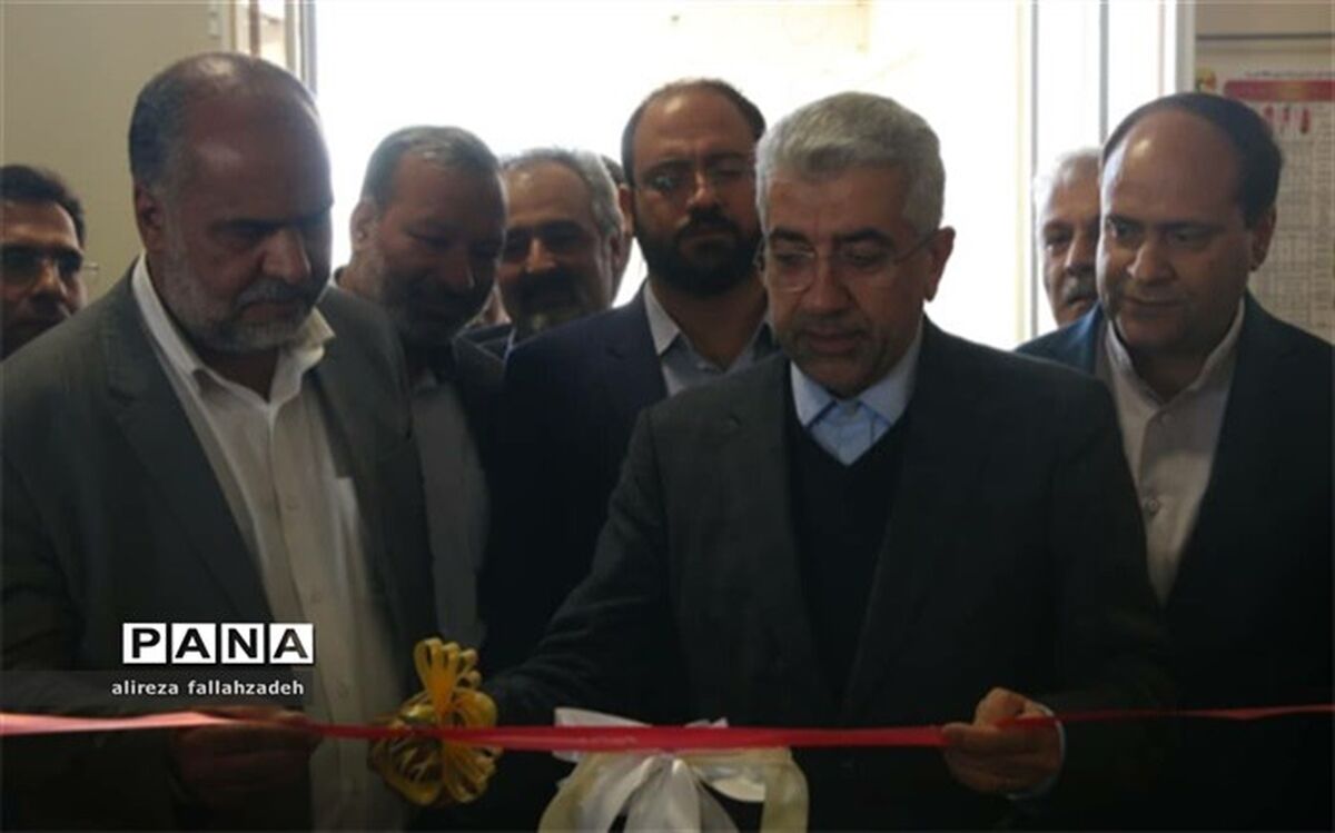 پست برق توسط وزیر نیرو در ابرکوه افتتاح شد.