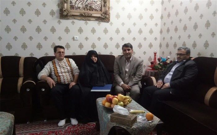 دیدار مدیر کل آموزش و پرورش استان و هیئت همراه با خانواده گرانقدر شهید والا مقام عظمت سلیمی