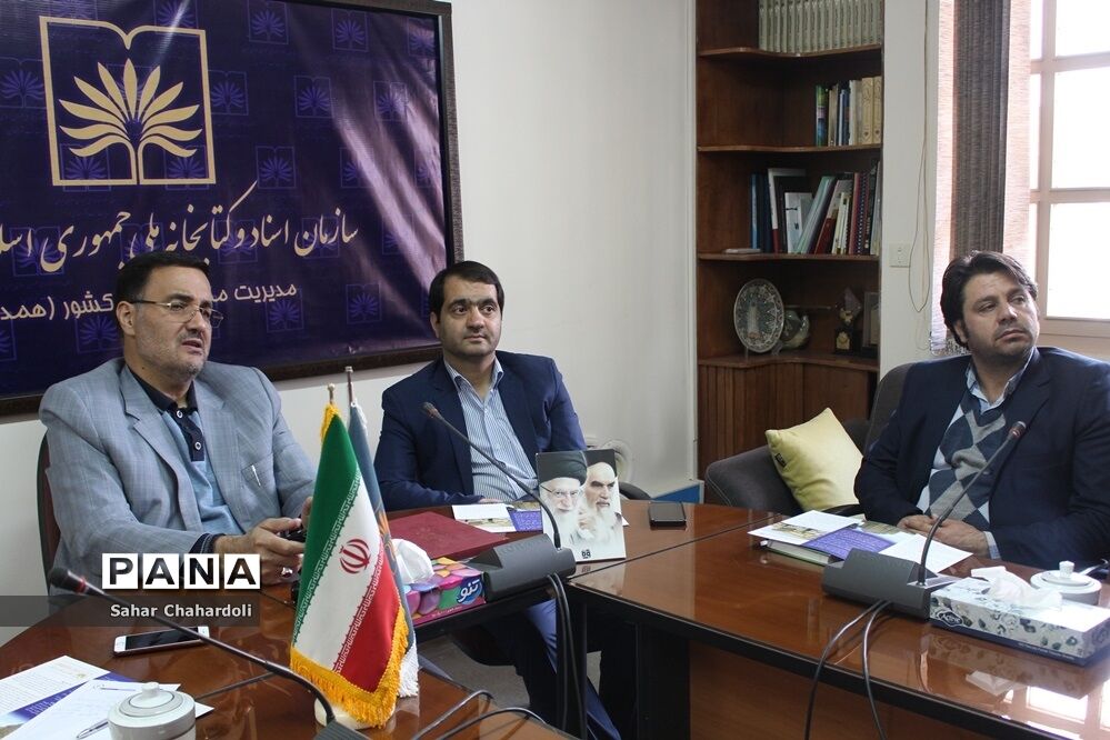 بازدید رئیس سازمان دانش‌آموزی همدان از مرکز مدیریت اسناد و کتابخانه ملی منطقه غرب کشور