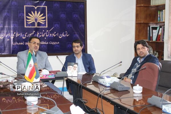 بازدید رئیس سازمان دانش‌آموزی همدان از مرکز مدیریت اسناد و کتابخانه ملی منطقه غرب کشور