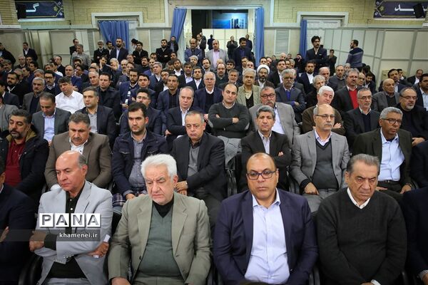 دیدار جمعی از تولیدکنندگان، کارآفرینان و فعالان اقتصادی با رهبر انقلاب اسلامی