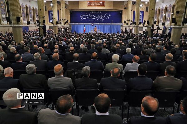 دیدار جمعی از تولیدکنندگان، کارآفرینان و فعالان اقتصادی با رهبر انقلاب اسلامی