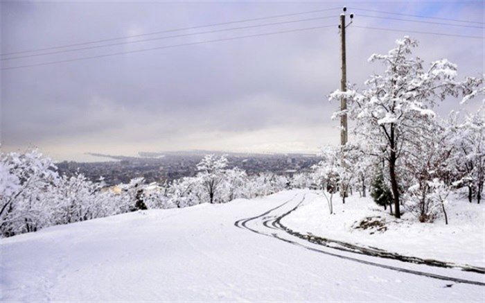 نجات ۲ گردشگر خارجی گرفتار در برف و کولاک توسط امدادگران هلال احمر